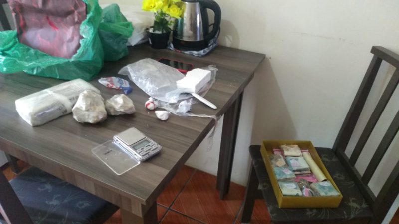Homem foi flagrado cortando tijolo de coca&iacute;na em Joinville – Foto: PM/Divulga&ccedil;&atilde;o