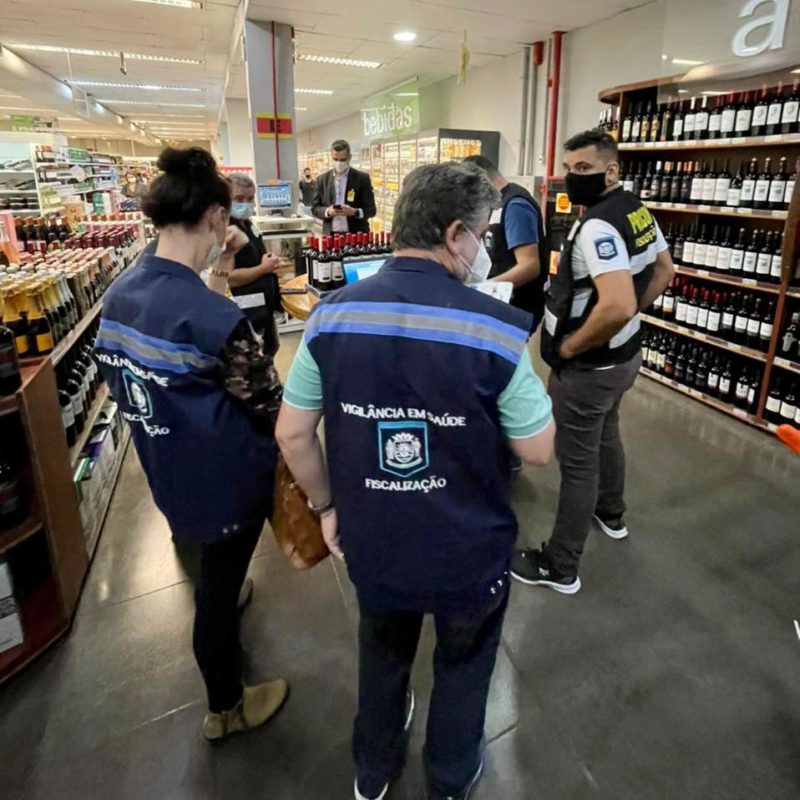 No total, os fiscais apreenderam 26 pizzas congeladas, 10,1 kg de bacalhau desfiado ou em postas, 1,6 kg de camar&atilde;o, 720 g de bolinhos de bacalhau e 400 g de lula que eram mantidos em temperatura incorreta – Foto: PMF/Divulga&ccedil;&atilde;o/ND