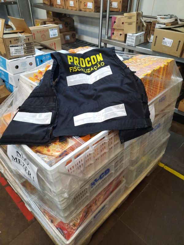 &ldquo;Vender alimentos mal armazenados coloca em risco a sa&uacute;de dos consumidores, n&atilde;o &eacute; apenas um preju&iacute;zo financeiro. O supermercado pode ser responsabilizado em caso de intoxica&ccedil;&atilde;o alimentar ou problemas de sa&uacute;de ainda mais graves. Temos realizado fiscaliza&ccedil;&otilde;es frequentes para impedir que isso aconte&ccedil;a.&rdquo;&nbsp; – Foto: PMF/Divulga&ccedil;&atilde;o/ND