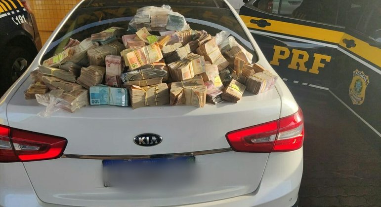 Motorista se apresentou como policial civil, mas n&atilde;o comprovou a origem do dinheiro – Foto: PRF/divulga&ccedil;&atilde;o