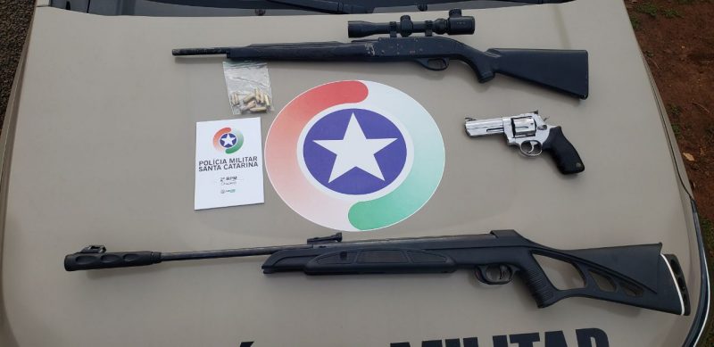 Rifles e munições foram encontrados na casa; o homem foi detido para prestar explicações à polícia – Foto: Polícia Militar/Divulgação