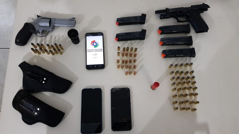 Armas do policial foram recuperadas após bandidos serem pegos pela polícia – Foto: Diego Antunes/NDTV/ND