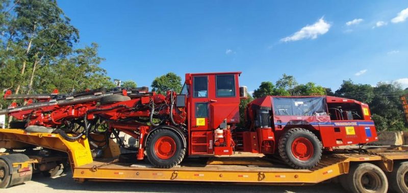 Gigante com 20 toneladas, dois braços e 12 metros de altura: equipamento utilizado para perfurar túneis – Foto: Arteris Litoral Sul/divulgação