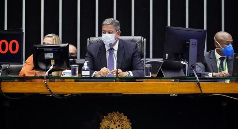 Presidente da Câmara ao centro da imagem