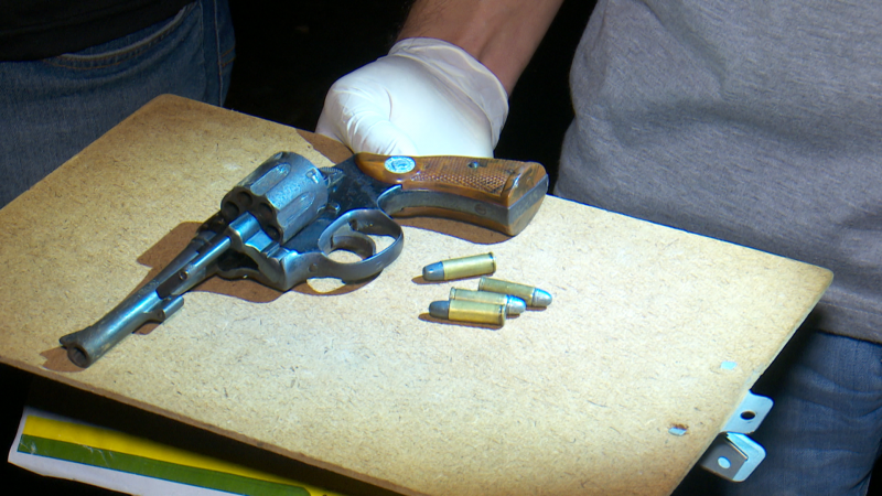 Um dos suspeitos foi encontrado com duas armas pela polícia – Foto: Ricardo Alves/NDTV