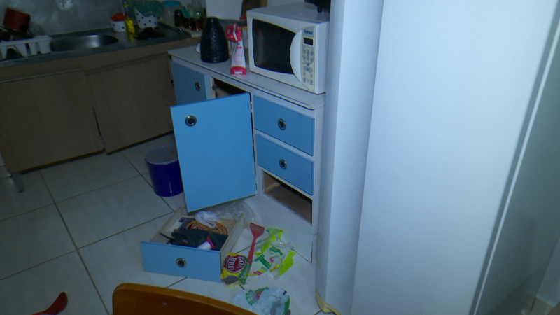 Mulher estava com os filhos na casa quando foi vítima do assalto – Foto: Ricardo Alves/NDTV