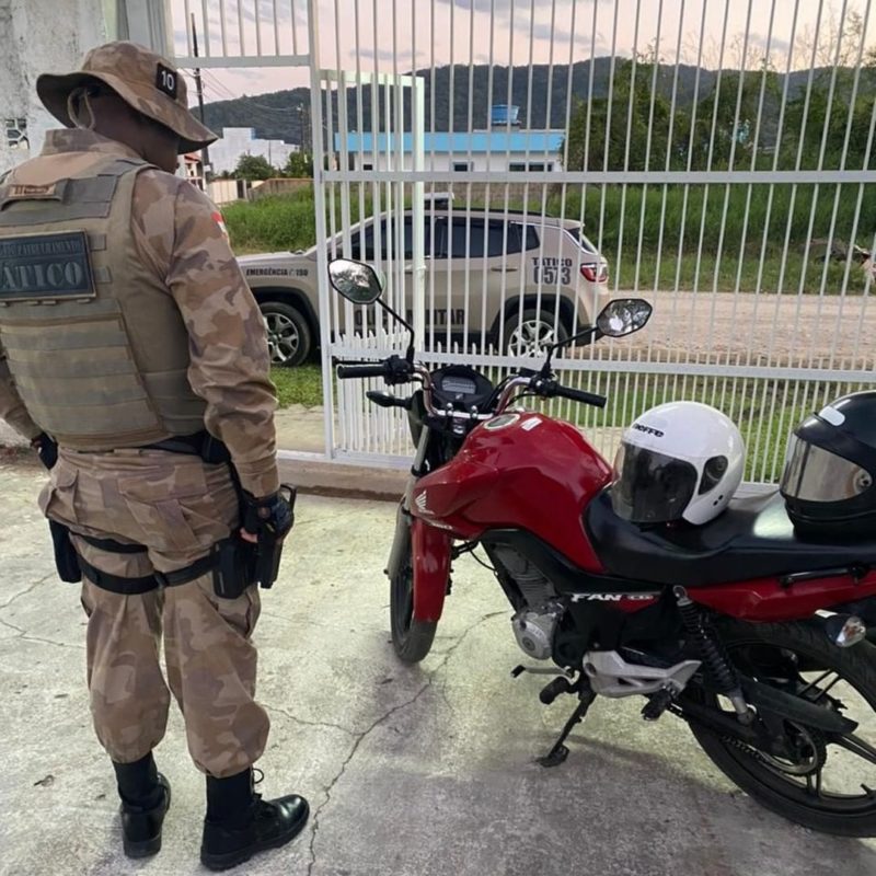 Moto usada no assalto foi apreendida pela PM, j&aacute; em Cambori&uacute; – Foto: Pol&iacute;cia Militar/Divulga&ccedil;&atilde;o