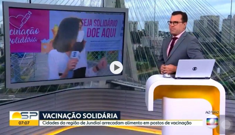 Homem interrompe gravação de reportagem sobre vacinação em Jundiaí – Foto: Reprodução/ND