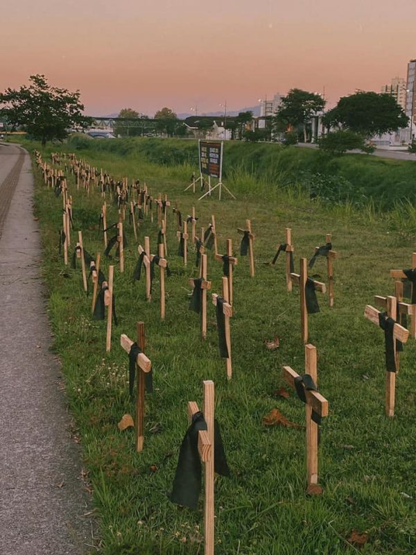 Na última semana uma série de protestos espalhados pelo País inteiro expuseram a marca de mortes alcançada no Brasil – Foto: Reprodução/Redes Sociais