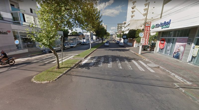 Mulher de 52 anos foi atropelada na faixa de pedestre no Centro de Chapecó – Foto: Google Street/Divulgação/ND