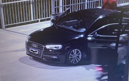 Quatro pessoas em um Audi preto provocaram momentos de pânico na Ponte Hercílio Luz, na noite de sábado (10) – Foto: Reprodução/NDTV
