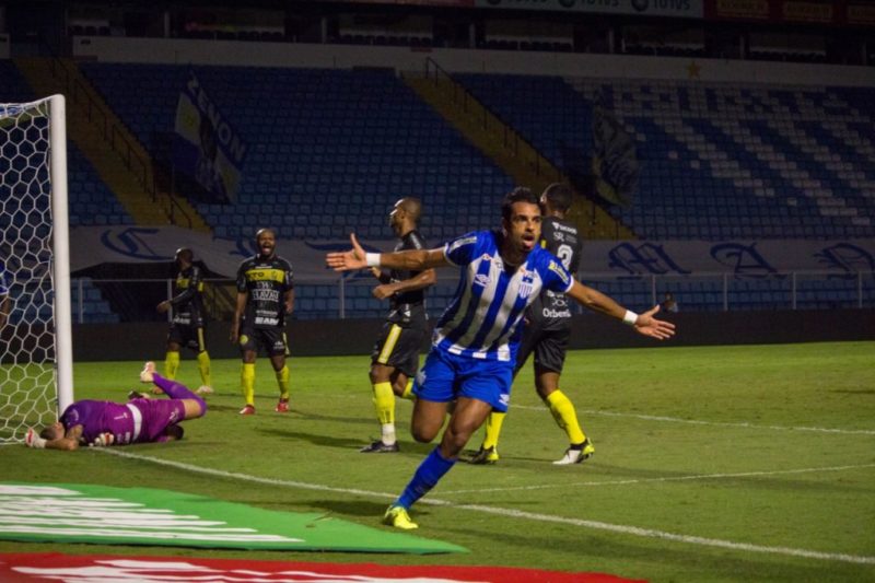 Júnior Dutra comemora gol pelo Avaí