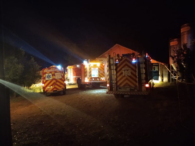 Incêndio na fornalha do aviário foi controlado pelos bombeiros nesta madrugada de sexta-feira (2) – Foto: Corpo de Bombeiros/Divulgação