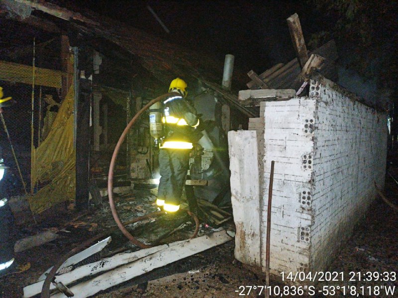 Local foi isolado após o combate as chamas &#8211; Foto: Corpo de Bombeiros/Divulgação/ND