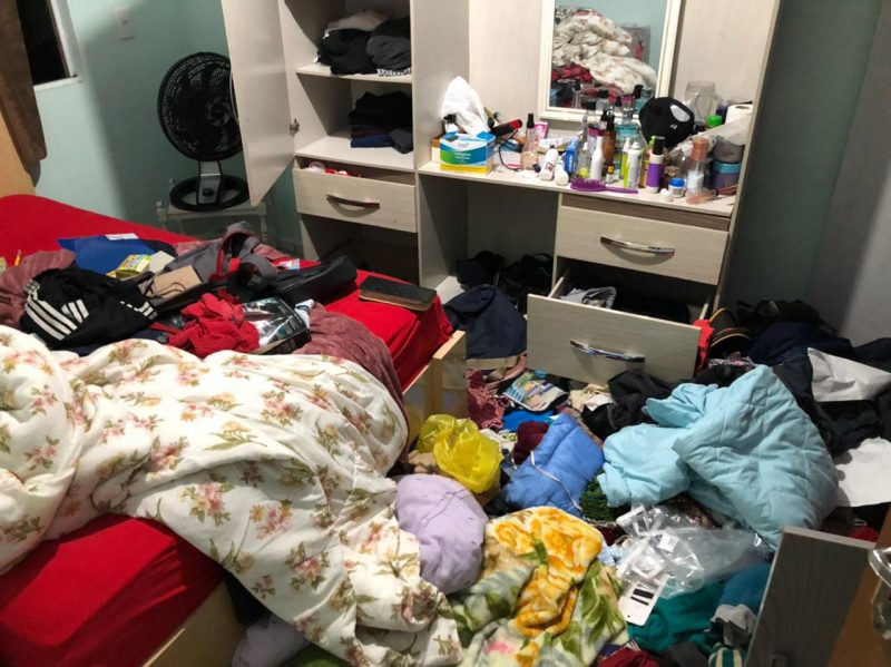 Casa ficou toda bagunçada após ação dos criminosos – Foto: Ricardo Alves/NDTV
