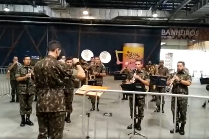 Banda do 23&ordm; BI recepciona blumenauenses na central de vacina&ccedil;&atilde;o – Foto: Reprodu&ccedil;&atilde;o / Janaina Perini