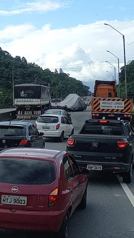 Barco estava sendo carregado por uma carretinha quando tombou na rodovia – Foto: Redes sociais/ND