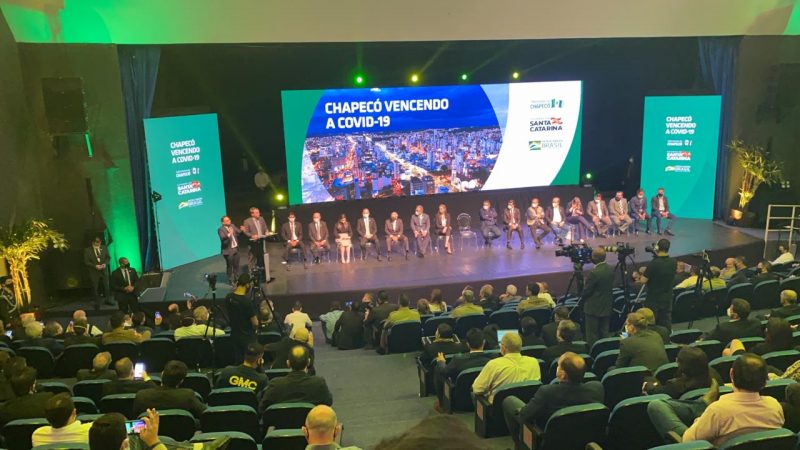 Aplaudido, Bolsonaro falou que não fará lockdown nacional – Foto: Willian Ricardo/ND