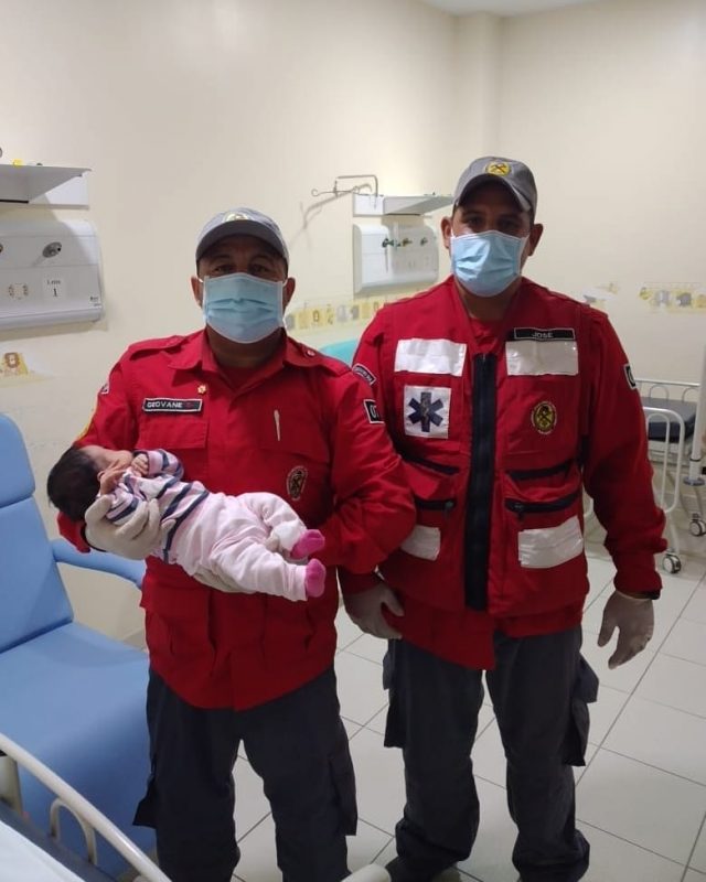 Lorena se engasgou com o leite materno e foi salva pelos bombeiros voluntários – Foto: Bombeiros/Divulgação