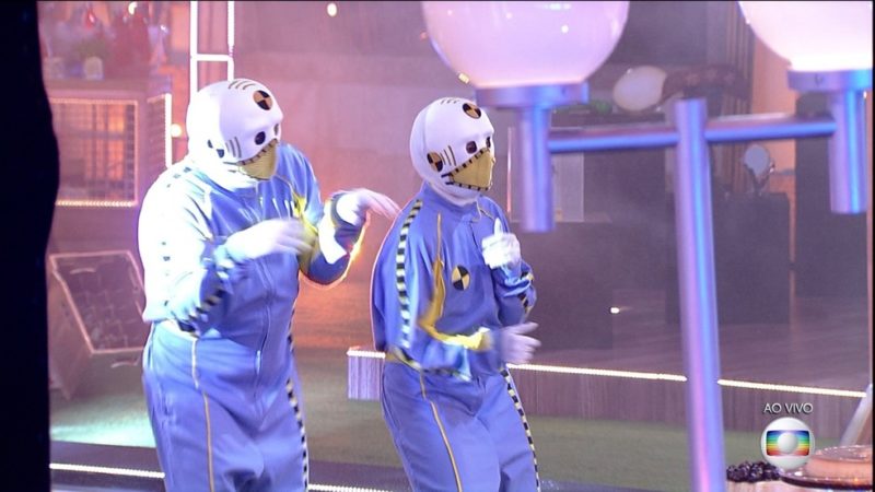 Boninho, vestido de dummy, aproveitou alguns minutos da festa – Foto: Globo/Divulgação