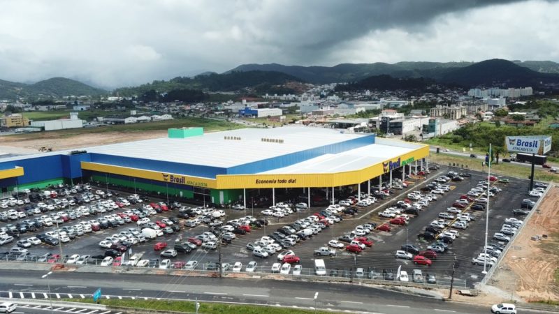 Brasil Atacadista tem amplo estacionamento com 730 vagas gratuitas em Palhoça – Foto: Divulgação/ND