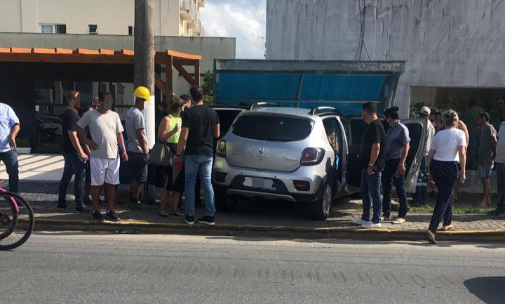 Dois suspeitos de terem matado um homem de 52 anos em um posto de gasolina no bairro Perequê, em Porto Belo, foram presos no Paraná &#8211; Foto: Reprodução/ND
