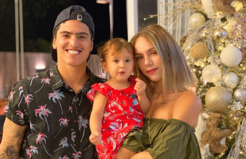 Bruna com a filha no colo ao lado de Felipe, seu marido, irmão de Gabriel Medina – Foto: Reprodução Instagram