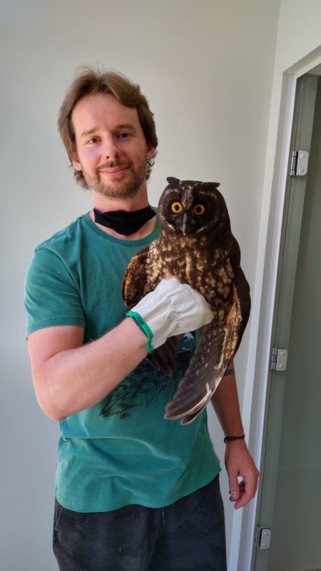 Christian com uma coruja resgatada Mocho-diabo (Asio stygius) – Foto: arquivo pessoal/Divulga&ccedil;&atilde;o ND