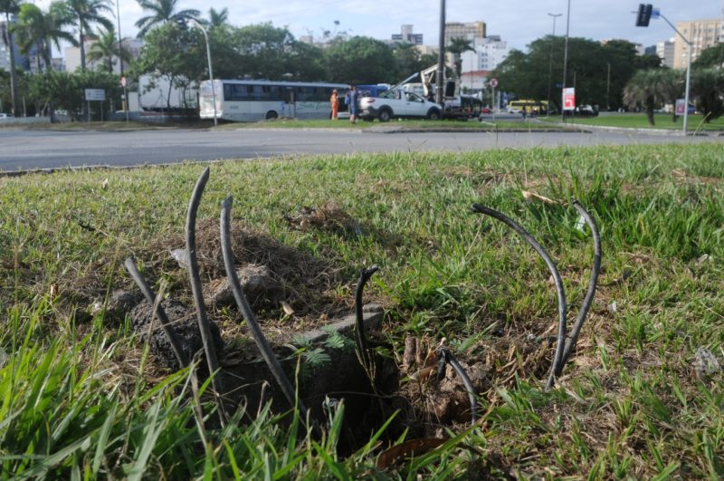 Cabeamento dos semáforos destruído em Florianópolis após furto