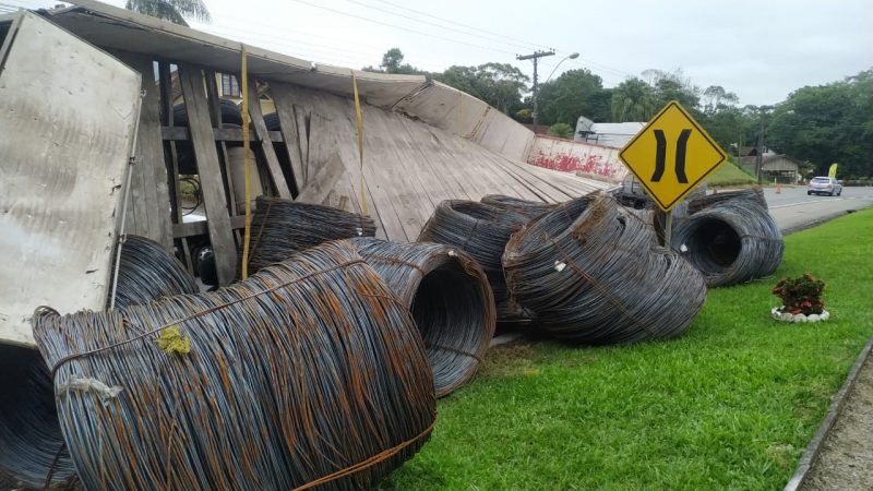 Caminhão carregado com bobinas de ferro tombou na Estrada dona Francisca no início da tarde desta segunda-feira, dia 11 – Foto: Maikon Costa/NDTV