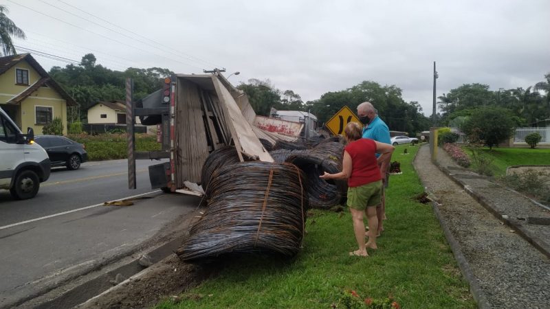 Material veio da China e seria levado para Campo Alegre, cidade que fica no topo da serra Dona Francisca – Foto: Maikon Costa/NDTV