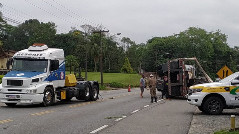 Um caminhão resgate já chegou ao local para desvirar a carreta tombada.- Foto: Maikon Costa/NDTV