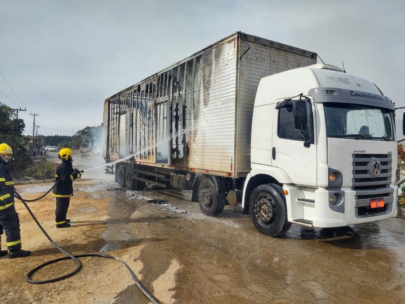 Incêndio teria iniciado após caminhão atingir fiação elétrica – Foto: Corpo de Bombeiros Militar/Divulgação