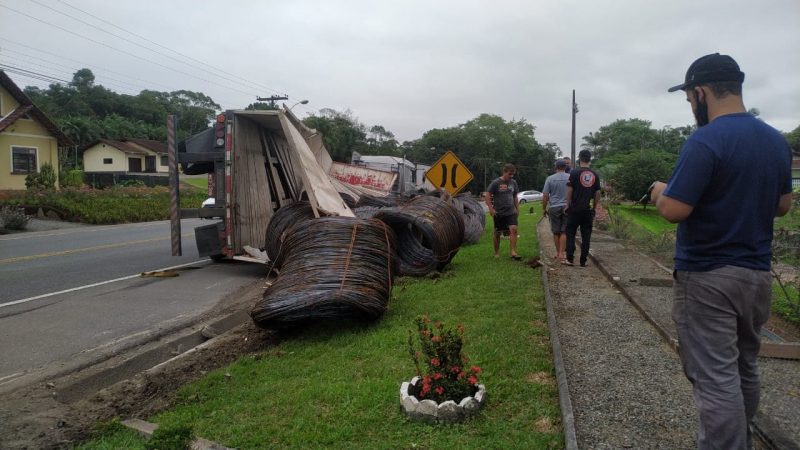 Acidente foi no SC 418, km 2, perto do Hotel Angler Hof, por volta das 13h30 da tarde desta segunda-feira- Foto: Maikon Costa/NDTV