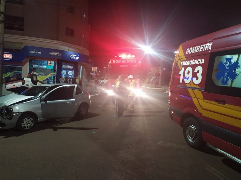 Mulher do Fiat Palio não se feriu, porém precisou de atendimento dos bombeiros após o susto – Foto: Corpo de Bombeiros/Divulgação