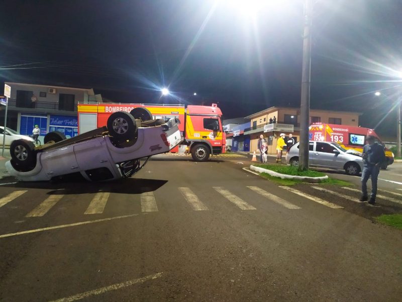 Caminhonete ficou com o rodado para cima após acidente no Centro de São Lourenço do Oeste – Foto: Corpo de Bombeiros/Divulgação