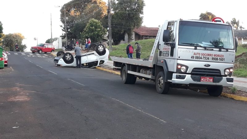 Carros foram guinchados por conta dos danos causados de média monta – Foto: capotamento de carro em chapecó (1)
