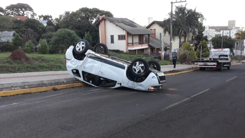 Renault Duster ficou com o rodado para cima após bater em um Fiat Uno – Foto: Diego Antunes/NDTV