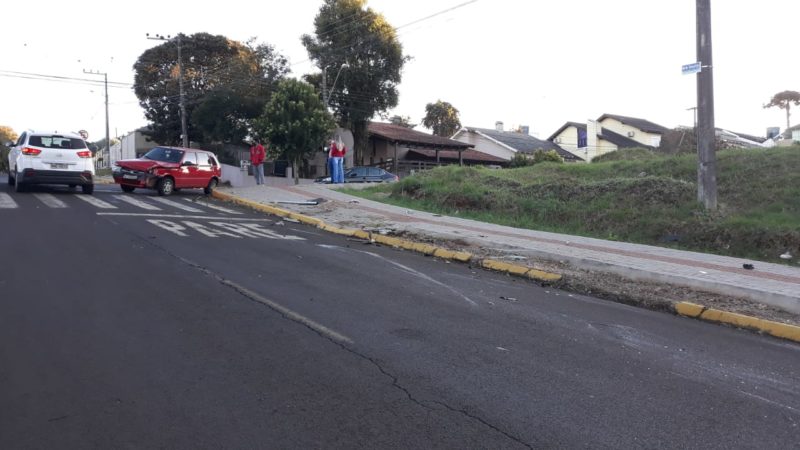 Motorista do Fiat Uno deslocava para o trabalho quando foi surpreendida pelo motorista do outro carro – Foto: capotamento de carro em chapecó (3)