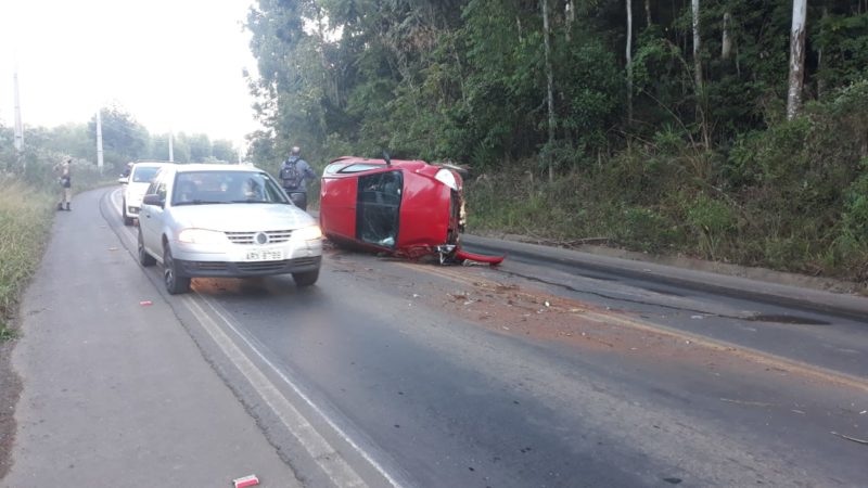 Motorista capota carro após desviar de pedra no meio da rodovia – Foto: Diego Antunes/NDTV