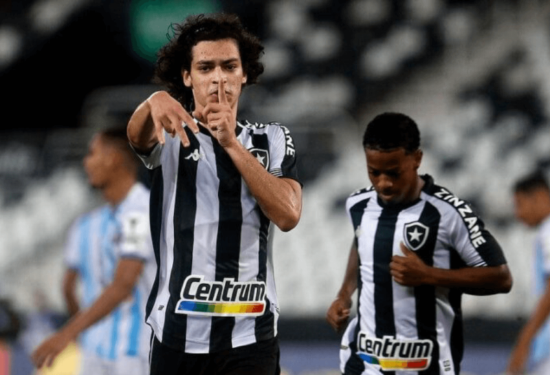 Matheus Nascimento &eacute; atacante, tem 18 anos, mas j&aacute; est&aacute; na mira de grandes clubes europeus. Botafogo vai segurar? – Foto: Divulga&ccedil;&atilde;o