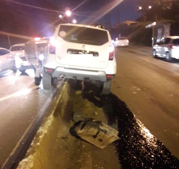 Condutora perdeu o controle da direção e bateu o carro na mureta que divide as duas pistas – Foto: Corpo de Bombeiros/Divulgação ND