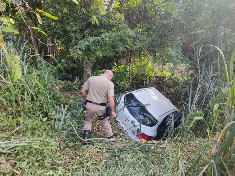 Suspeito tentou fugir, mas acabou batendo o carro e caiu em uma ribanceira – Foto: Dani Lando/NDTV