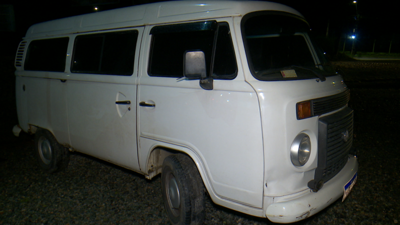 Dupla estava em uma bicicleta quando acertou o retrovisor da kombi – Foto: Ricardo Alves/NDTV