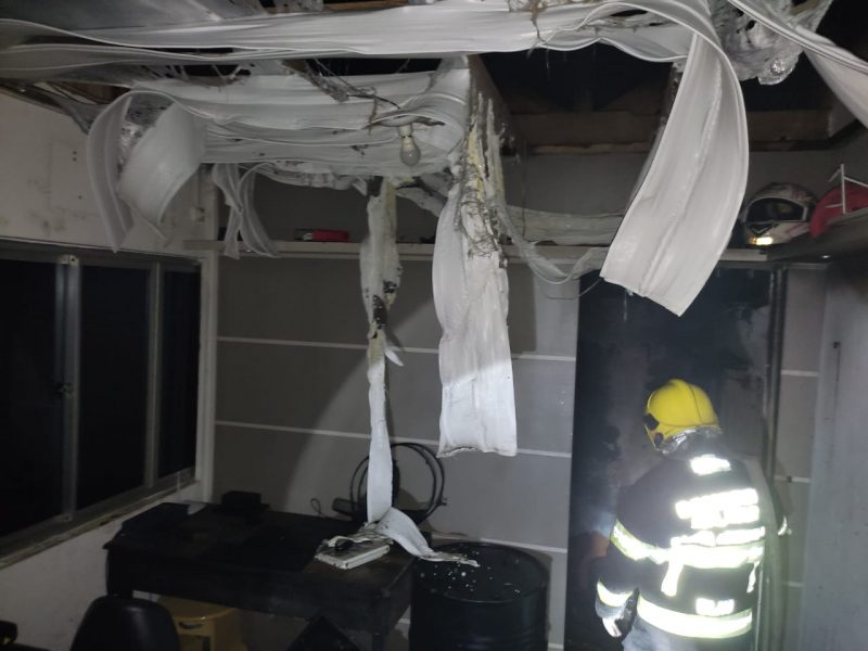 Incêndio destruiu cômodo de 10m² de ferro velho. – Foto: CBM Blumenau/ND