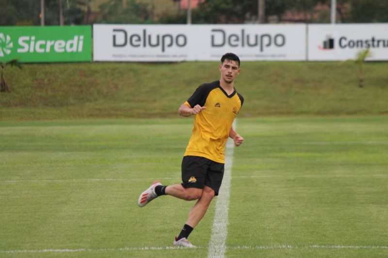 Lateral Claudinho deve ser titular diante do Nação. – Foto: Divulgação/Criciúma/ND