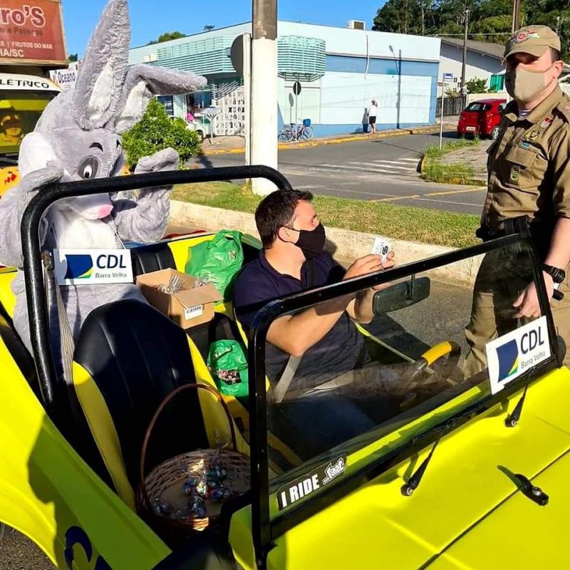 Coelhinho da Páscoa foi parado pela polícia em Barra Velha – Foto: PM/Divulgação