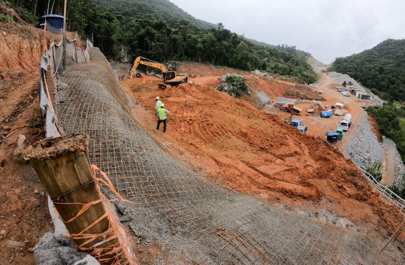 Ponto onde o terreno está sendo preparado para as perfurações do túnel 1 – Foto: Leo Munhoz/ND