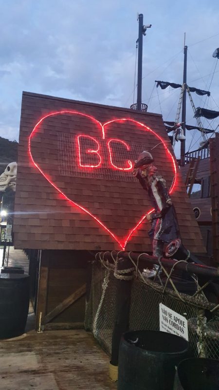 Corações iluminados enfeitam os principais pontos turísticos da cidade – Foto: Divulgação/Barco Pirata
