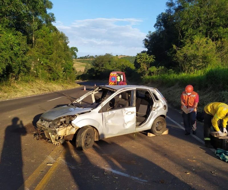 Três pessoas estavam no carro, sendo dois adultos e uma criança de quatro anos. – Foto: Corpo de Bombeiros/Divulgação/ND